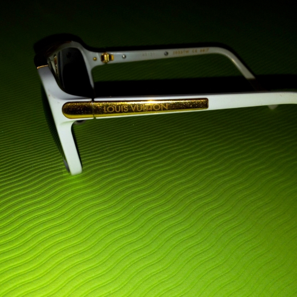 Louis vuitton Rare shades originally $1100.00 I'm selling them for $500.00 - Picture 3 of 4